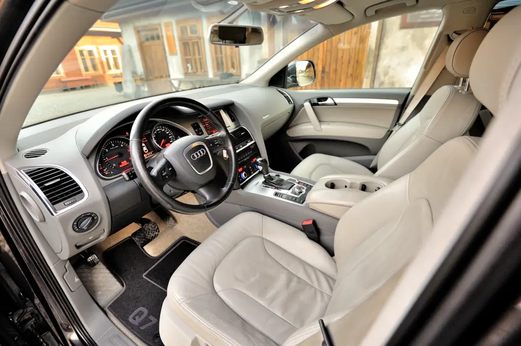 Audi Q7 How Many Seats Seating, Interior, Cargo Space, & Specs